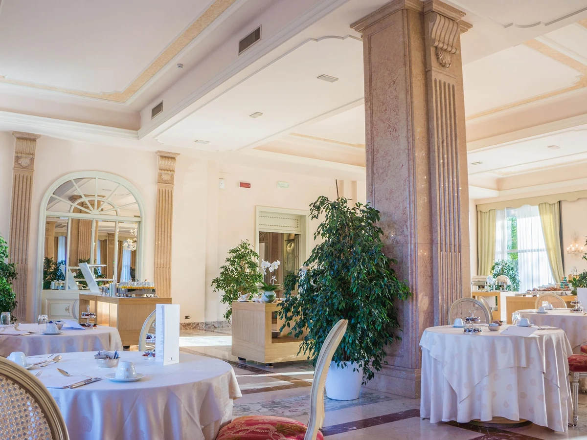 Commercial painting project at a grand hotel dining room in the Cotswolds by Cotswolds Decorators