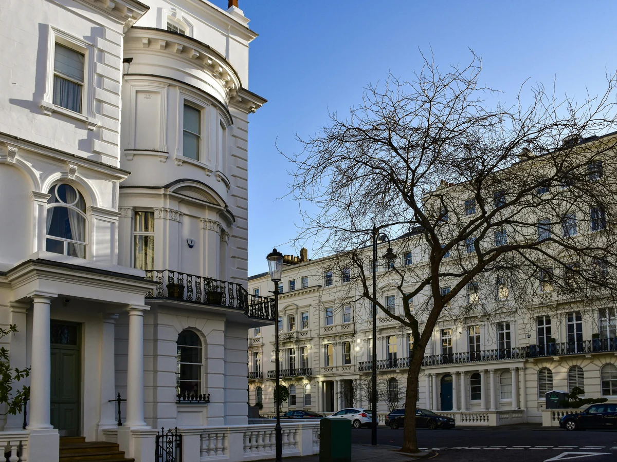 exterior-painting-white-georgian-townhouse-cotswolds-decorators Exterior house painting in the Cotswolds — white Georgian townhouse by Cotswolds Decorators