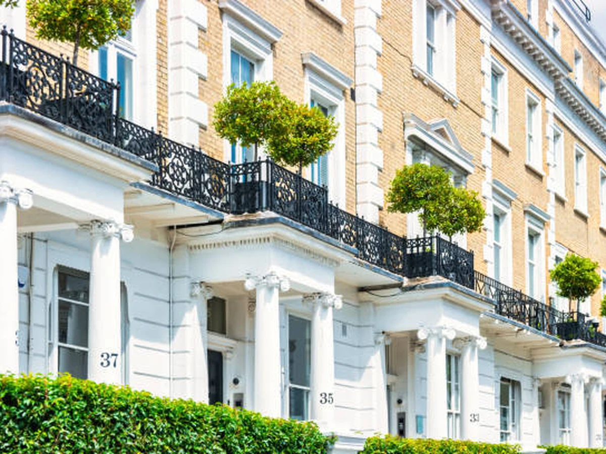 White stucco Georgian exterior painting by Cotswolds Decorators