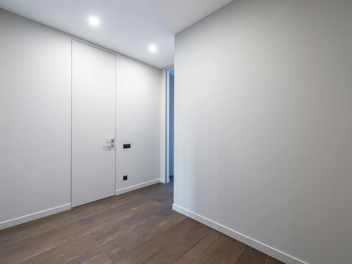 hallway-painting-clean-white-hallway-cotswolds-decorators-2 Clean white hallway freshly painted by Cotswolds Decorators