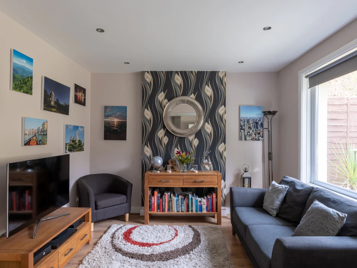 living-room-painting-lounge-feature-wallpaper-cotswolds-decorators Feature wallpaper in a lounge by Cotswolds Decorators