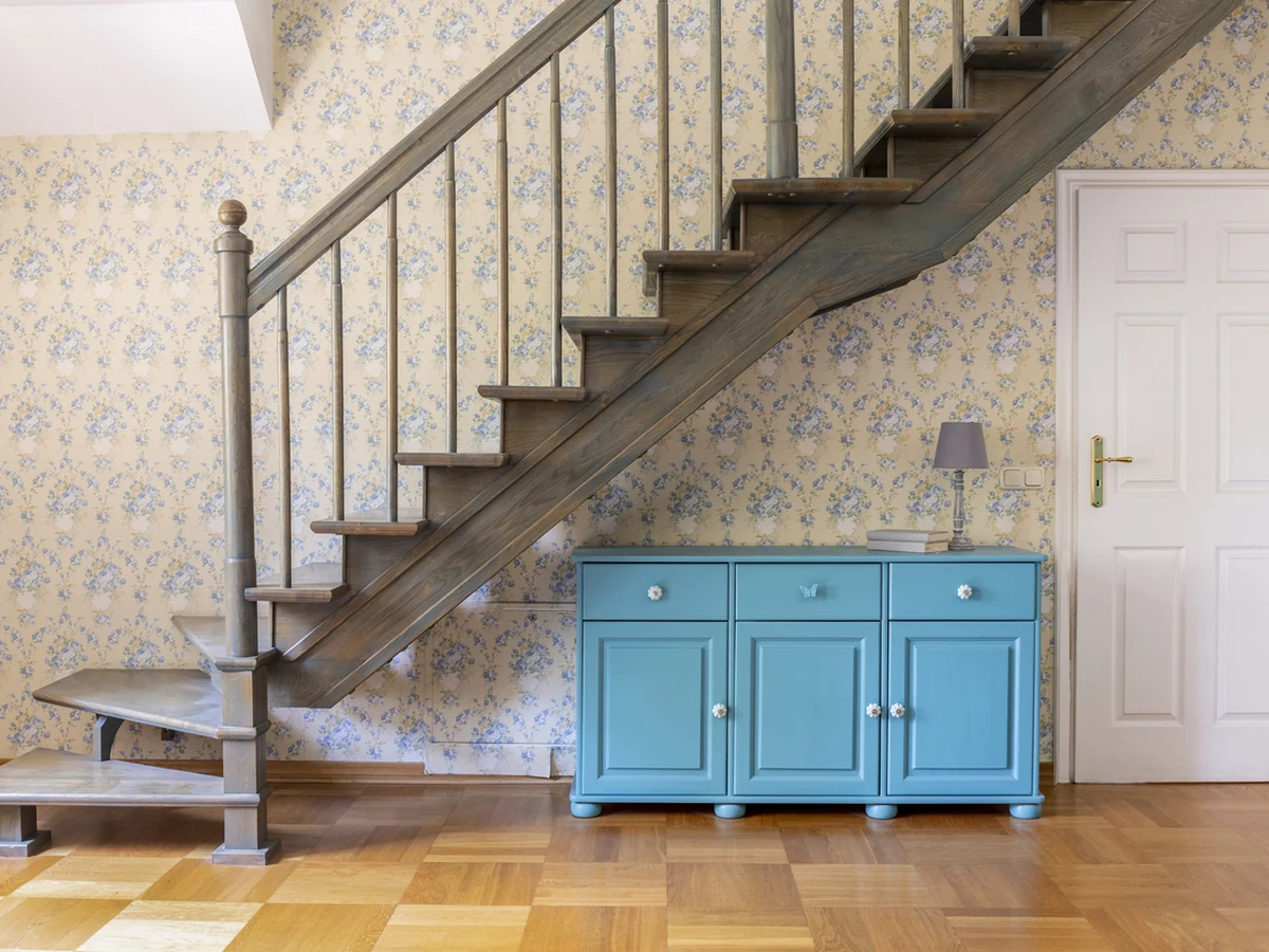 staircase-painting-staircase-floral-wallpaper-cotswolds-decorators Staircase with floral wallpaper hung by Cotswolds Decorators