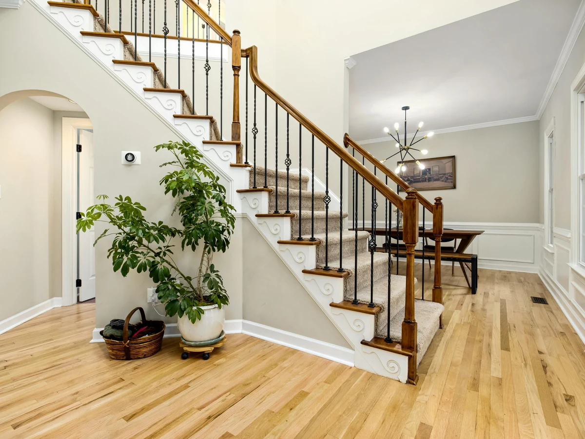 staircase-painting-traditional-staircase-wood-cotswolds-decorators Traditional wooden staircase painted by Cotswolds Decorators, period property interior