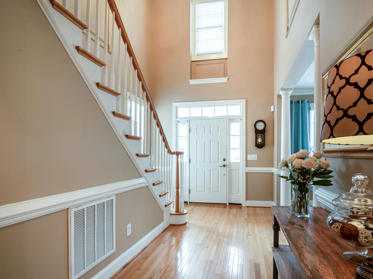 staircase-painting-two-tone-staircase-cotswolds-decorators Two-tone staircase painted by Cotswolds Decorators, modern staircase finish in Cotswolds property